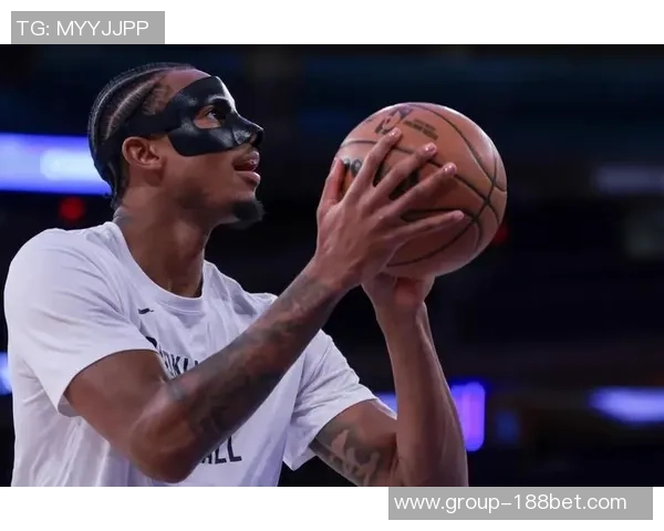 克拉克斯顿上半场表现惊艳7投5中砍下11分8篮板外线命中率完美